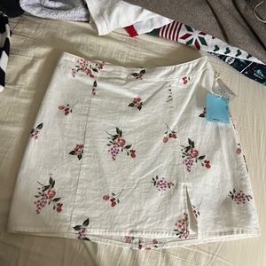 NWT Dainty mini floral skirt with slit